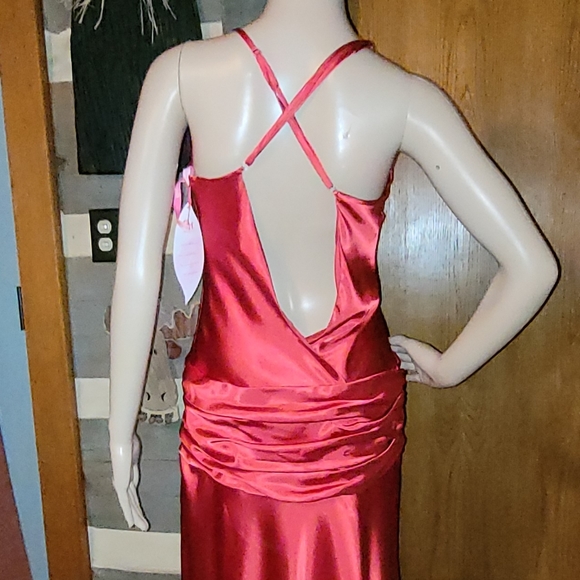 SIZE 8 NEW BEAUTIFUL SCARLET RED SATAN DRESS - Picture 3 of 3